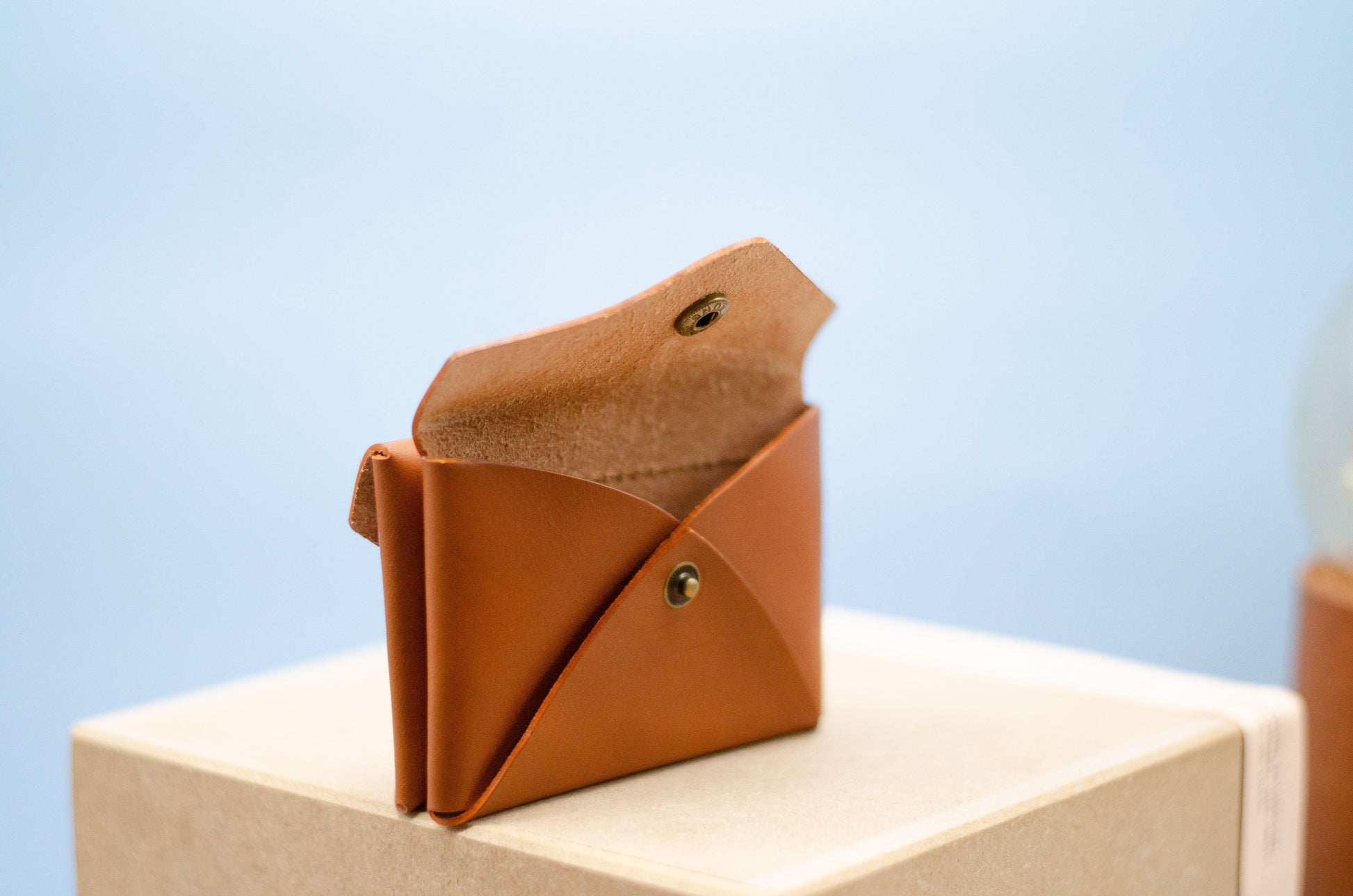 Kleines Portemonnaie für Damen mit doppelter Vordertasche (Double face). Größe cir. 11x7x3cm. Minimalistischer Leder Geldbeutel (Unisex). - KATAAB
