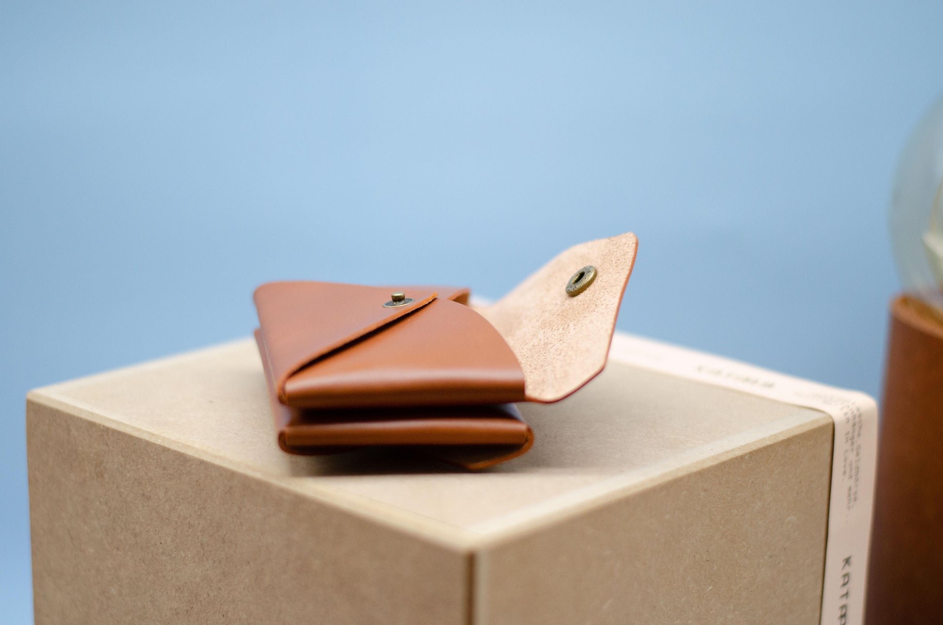 Kleines Portemonnaie für Damen mit doppelter Vordertasche (Double face). Größe cir. 11x7x3cm. Minimalistischer Leder Geldbeutel (Unisex). - KATAAB