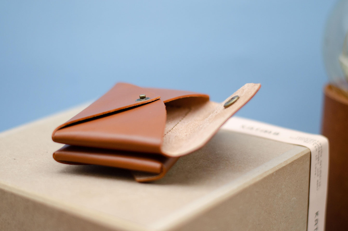 Kleines Portemonnaie für Damen mit doppelter Vordertasche (Double face). Größe cir. 11x7x3cm. Minimalistischer Leder Geldbeutel (Unisex). - KATAAB