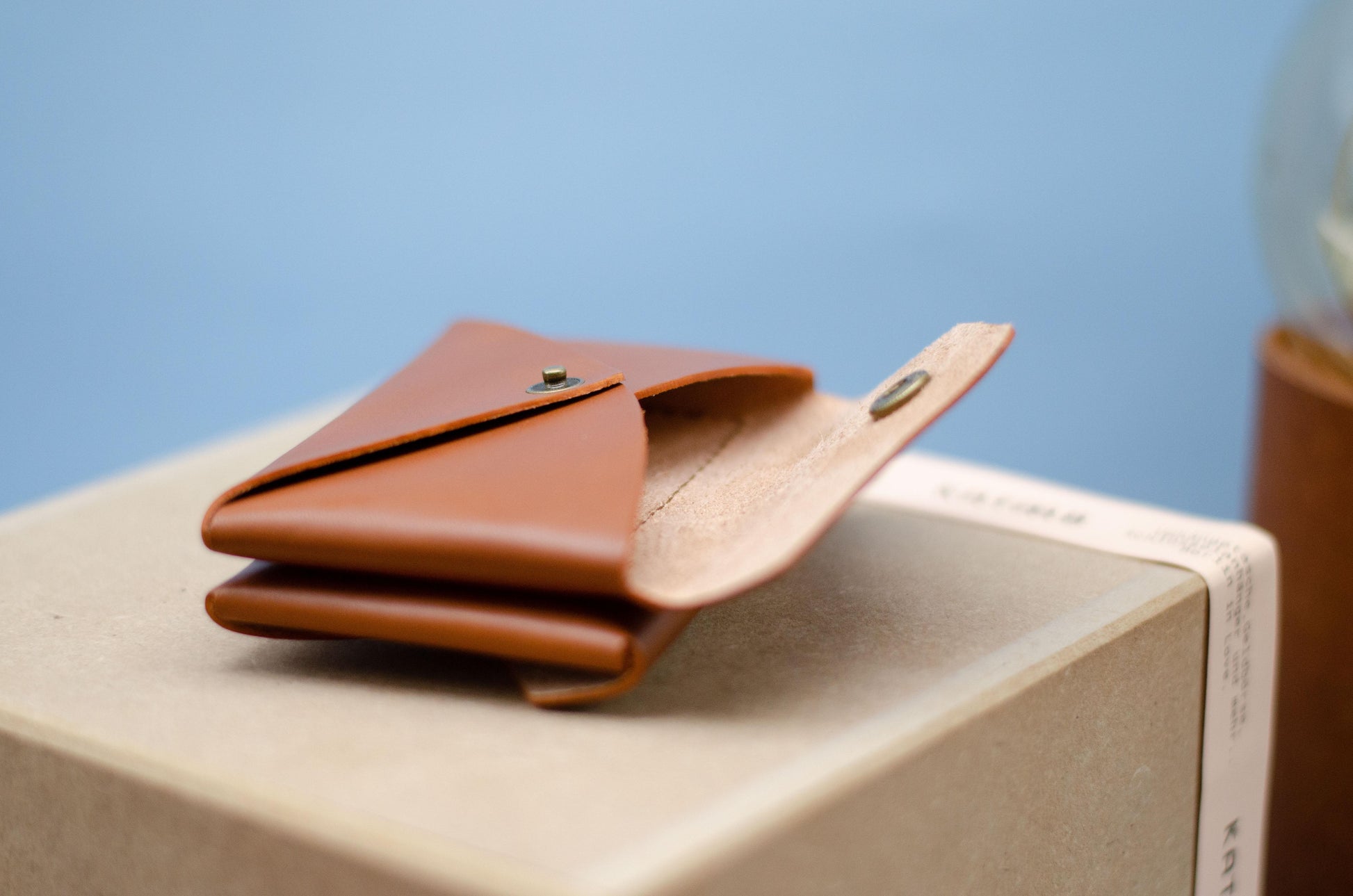 Kleines Portemonnaie für Damen mit doppelter Vordertasche (Double face). Größe cir. 11x7x3cm. Minimalistischer Leder Geldbeutel (Unisex). - KATAAB