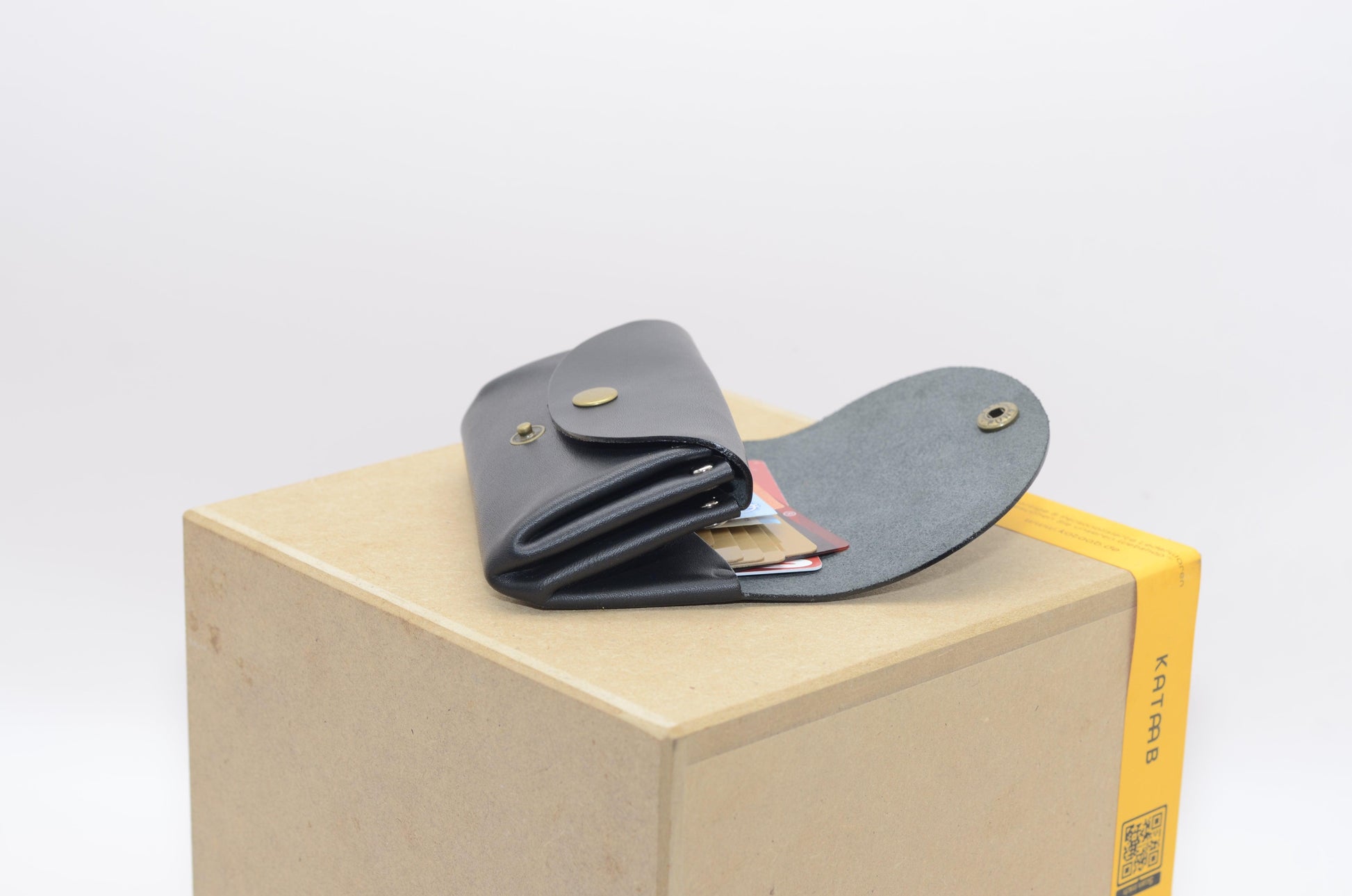Minimalistisches Portemonnaie für Frauen. Geschenke für Frauen. Kleine Geldbeutel für Damen. Portemonnaie für Damen.Größe cir. 11,5x8x3,5cm. - KATAAB