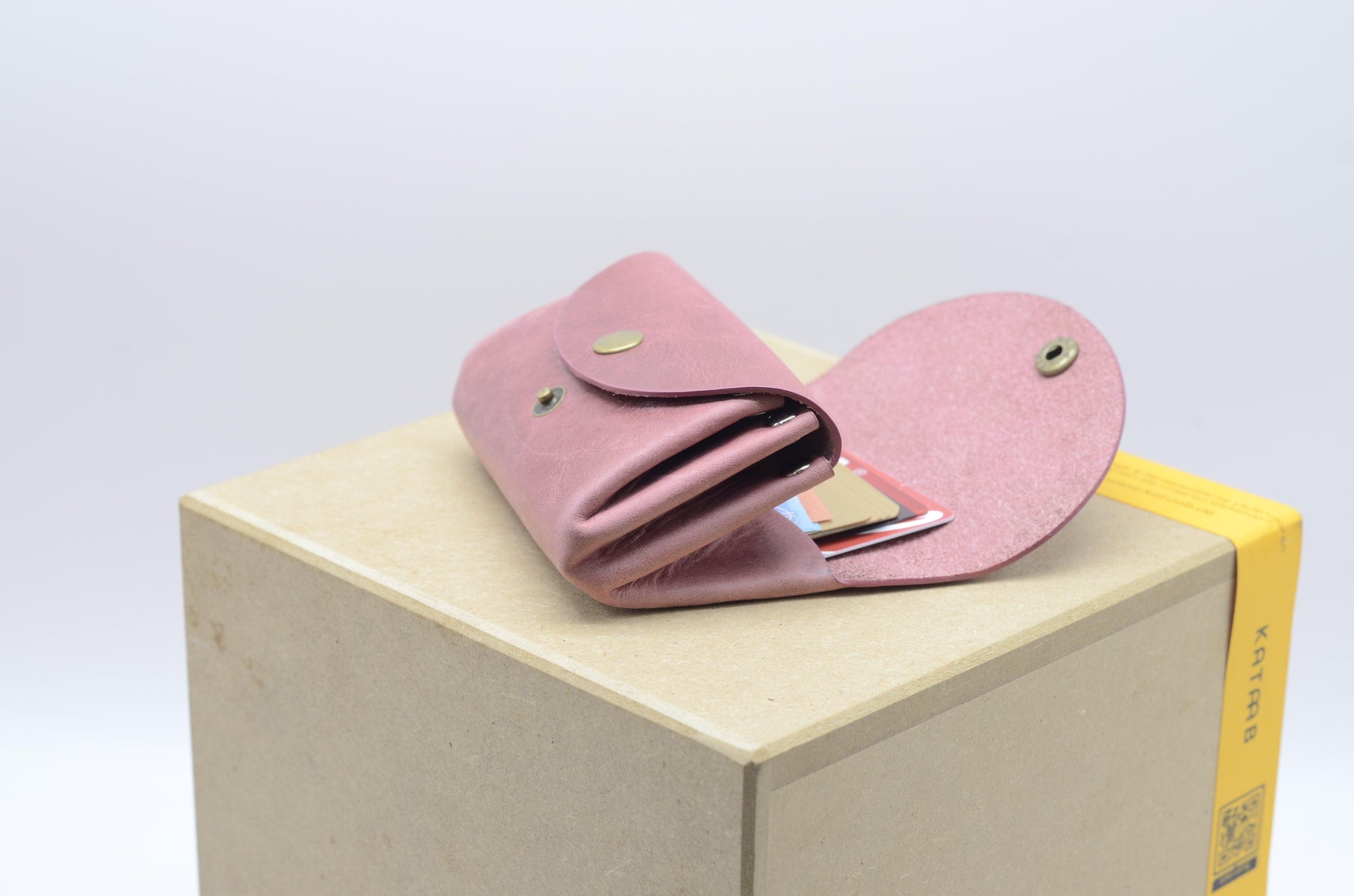 Minimalistisches Portemonnaie für Frauen cir. 11,5x8x3,5cm. Kleine Geldbeutel für Damen. Geschenke für Sie. Schlanke Brieftasche für Damen. Altrosa - KATAAB