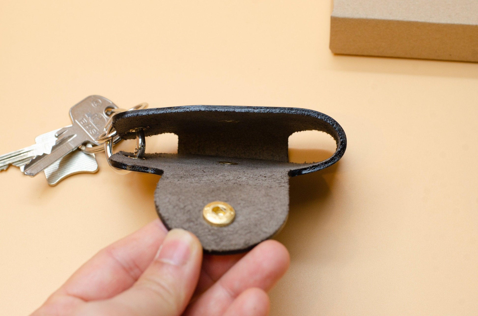 Schlüssel Etui für Auto mit Gravur. Schlüsseltasche für Auto. Schlüsseltasche aus Leder. Schlüssel Etui. Car key case. Geschenke für ihn. - KATAAB