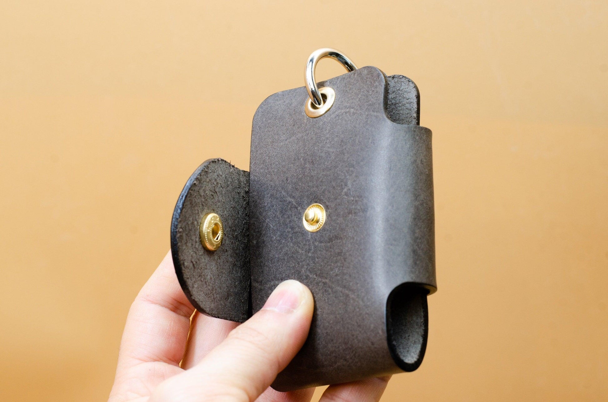 Schlüssel Etui für Auto mit Gravur. Schlüsseltasche für Auto. Schlüsseltasche aus Leder. Schlüssel Etui. Car key case. Geschenke für ihn. - KATAAB