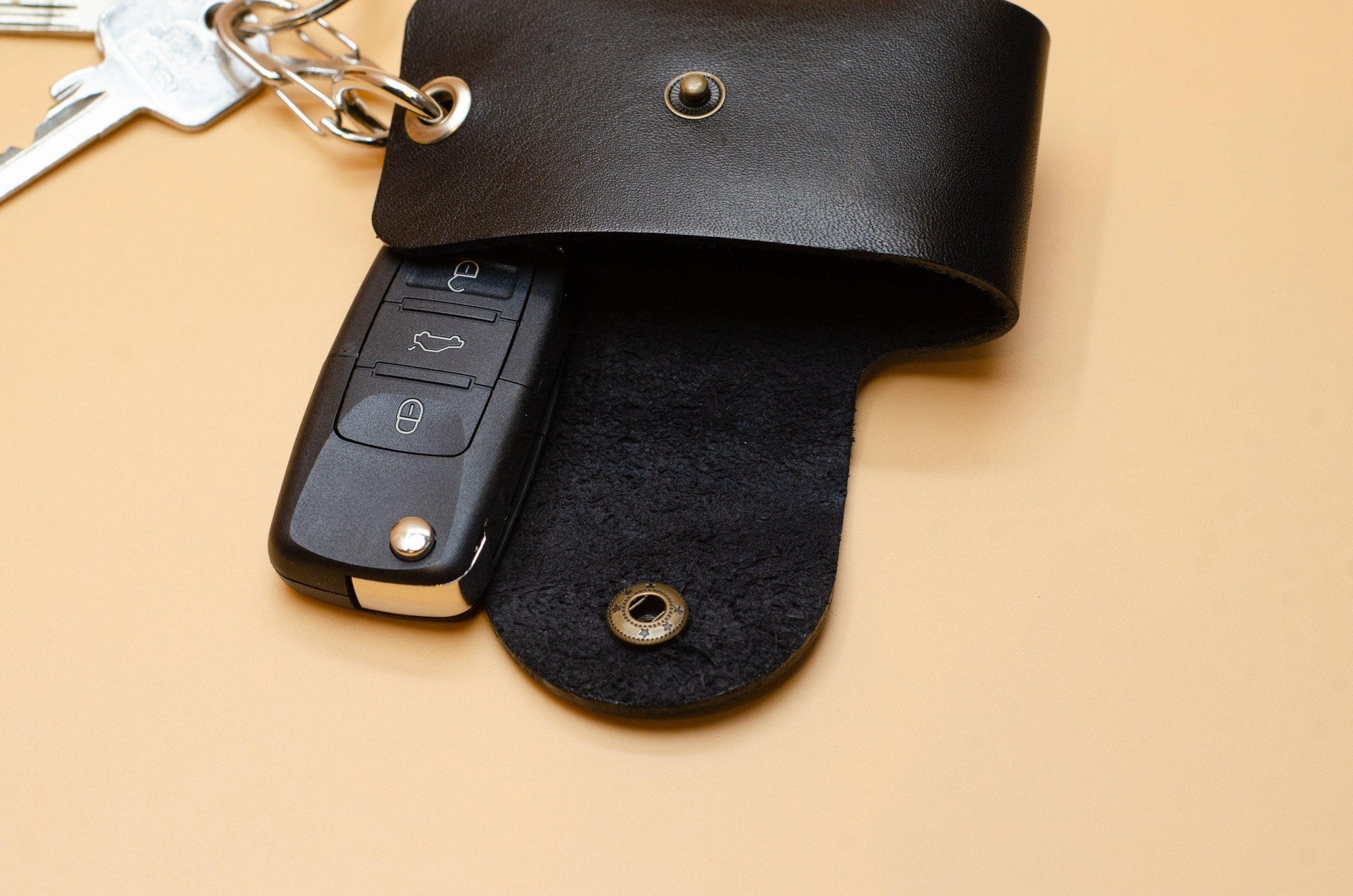 Schlüssel Etui für Auto mit Gravur. Schlüsseltasche für Auto. Schlüsseltasche aus Leder. Schlüssel Etui. Car key case. Geschenke für ihn. - KATAAB