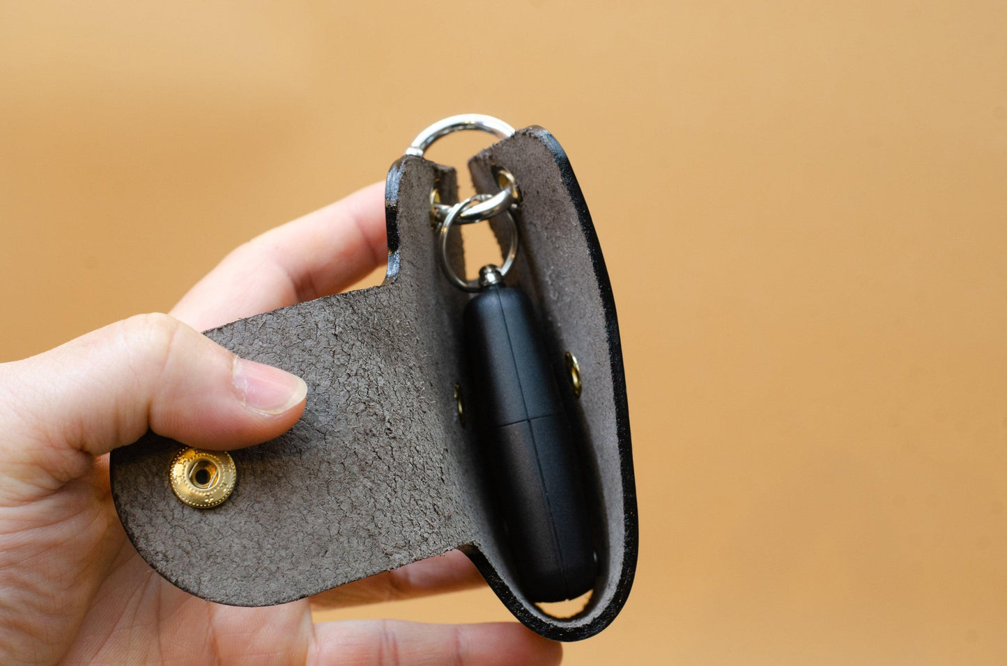 Schlüssel Etui für Auto mit Gravur. Schlüsseltasche für Auto. Schlüsseltasche aus Leder. Schlüssel Etui. Car key case. Geschenke für ihn. - KATAAB