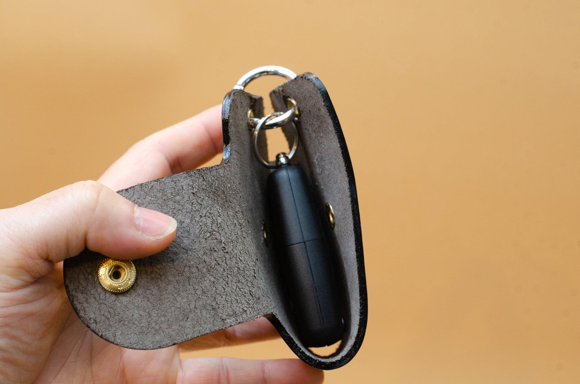 Schlüssel Etui für Auto mit Gravur. Schlüsseltasche für Auto. Schlüsseltasche aus Leder. Schlüssel Etui. Car key case. Geschenke für ihn. - KATAAB