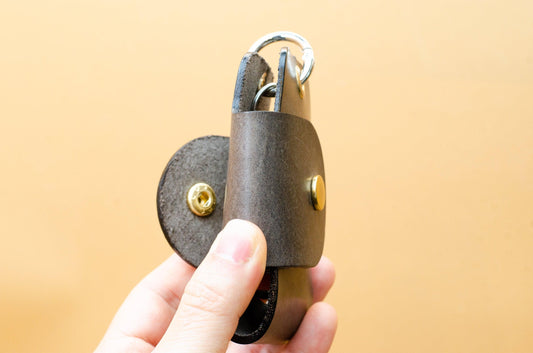 Schlüssel Etui für Auto mit Gravur. Schlüsseltasche für Auto. Schlüsseltasche aus Leder. Schlüssel Etui. Car key case. Geschenke für ihn. - KATAAB