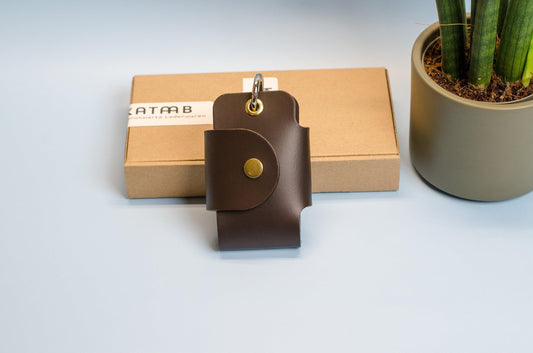 Schlüssel Etui für Auto mit Gravur. Schlüsseltasche für Auto. Schlüsseltasche aus Leder. Schlüssel Etui. Car key case. Geschenke für ihn. - KATAAB