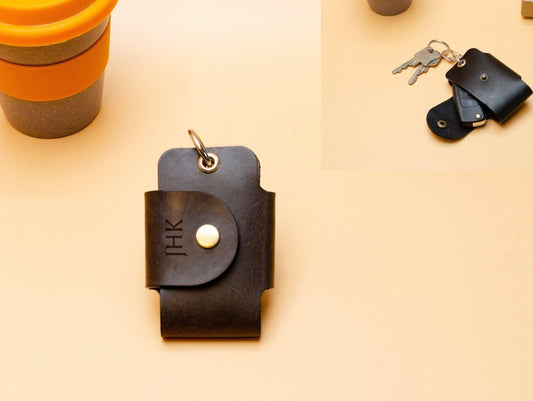 Schlüssel Etui für Auto mit Gravur. Schlüsseltasche für Auto. Schlüsseltasche aus Leder. Schlüssel Etui. Car key case. Geschenke für ihn. - KATAAB