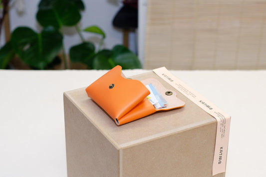 Handgefertigte Leder Geldbörse - Kleine Münzbörse - Geschenk für Ihn oder Sie - Minimalistische Leder Münzbörse - Geburtstagsgeschenk. - KATAAB