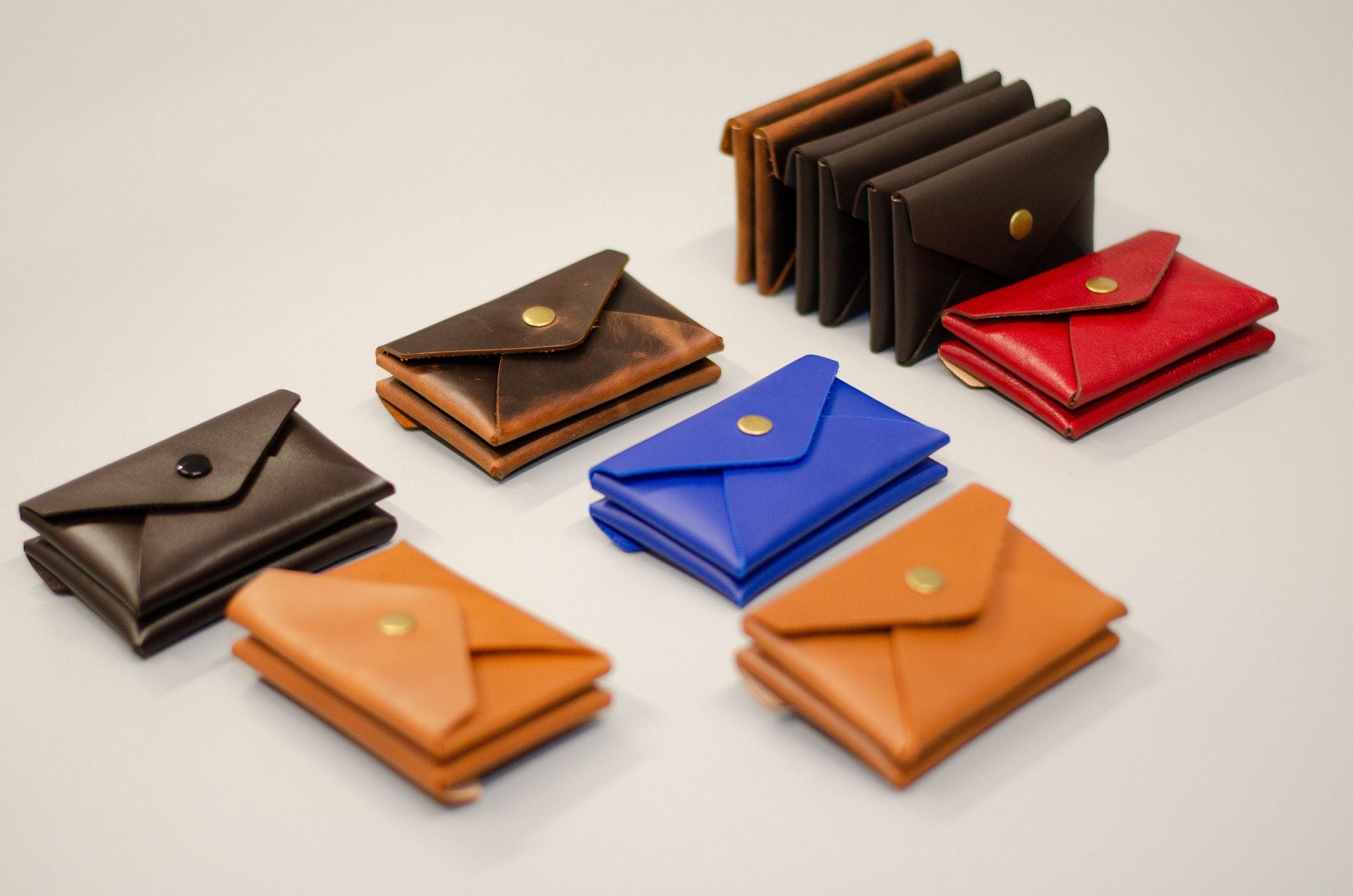 Minimalistische Doubleface Brieftasche (Unisex). Kleines Portemonnaie für Damen mit doppelter Vordertasche. Größe cir. 11x7x3cm. - KATAAB