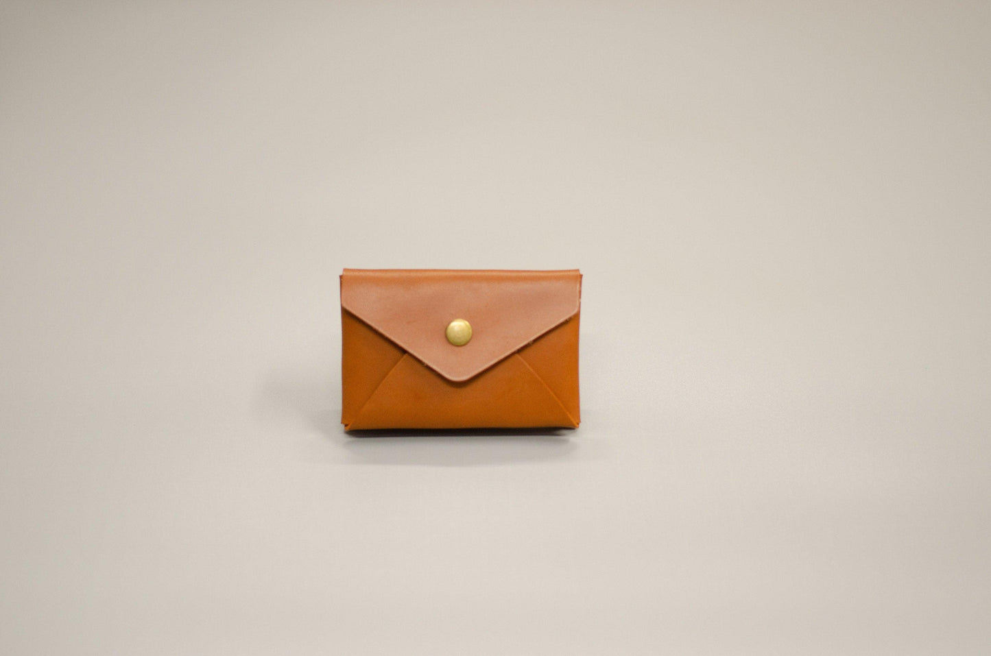 Kleines Portemonnaie für Damen mit doppelter Vordertasche (Double face). Größe cir. 11x7x3cm. Minimalistischer Leder Geldbeutel (Unisex). - KATAAB