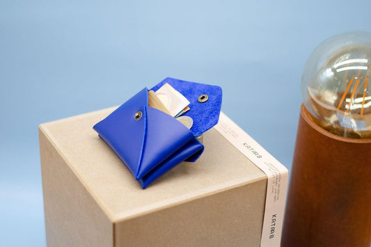 Kleines Portemonnaie für Damen mit doppelter Vordertasche. Minimalistische Doubleface Brieftasche (Unisex). Größe cir. 11x7x3cm. - KATAAB