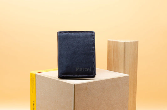 Personalisierte Herren Geldbörse cir. 12x9,5cm. Herren Brieftasche mit individueller Gravur. Perfektes Jahrestagsgeschenk für den Mann. - KATAAB