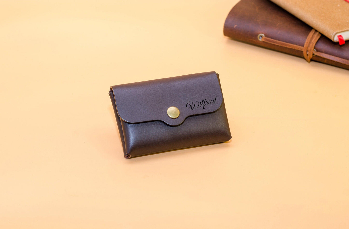 Personalisierte Geldbörse mit Gravur. Minimalistischer Leder Geldbeutel (für Herren / Damen). Geschenk für ihn. Geschenk für Sie. - KATAAB