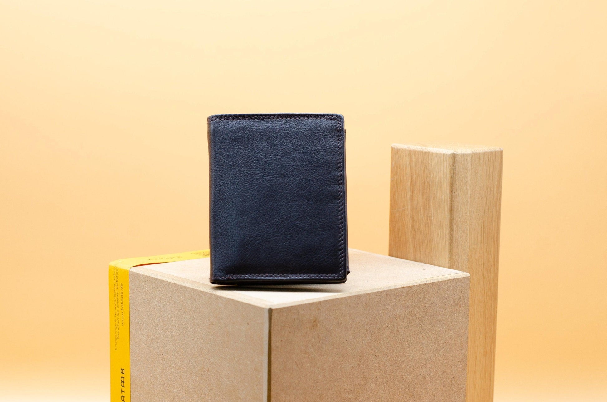 Personalisierte Herren Geldbörse cir. 12x9,5cm. Herren Brieftasche mit individueller Gravur. Perfektes Jahrestagsgeschenk für den Mann. - KATAAB