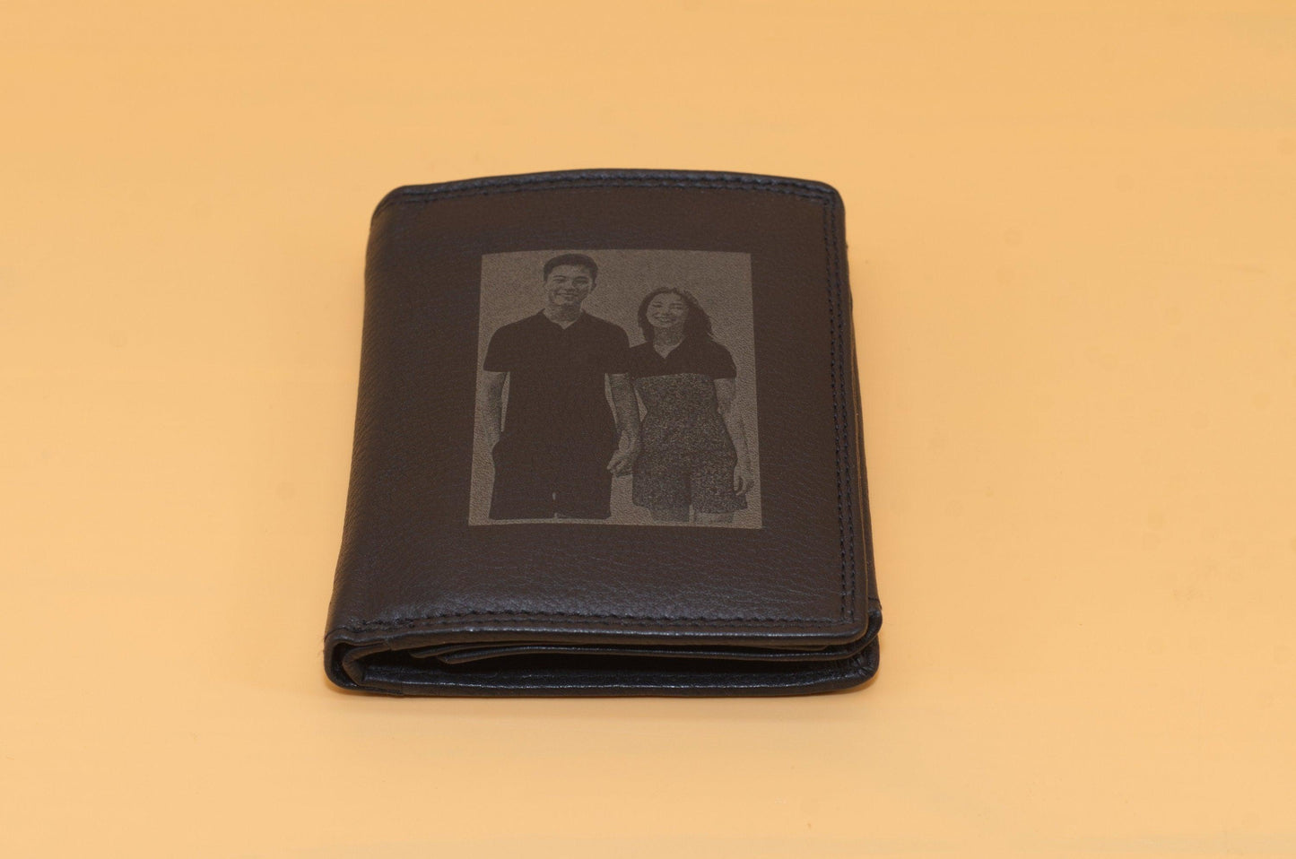 Personalisierte Herrenbrieftasche mit Fotogravur cir. 9,5x12cm aus echtem Leder, Geschenk für Vatertag, Valentinstag, für ihn, Geburtstag. - KATAAB