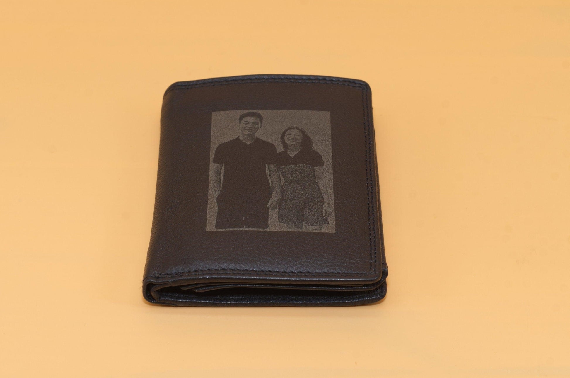 Personalisierte Herrenbrieftasche mit Fotogravur cir. 9,5x12cm aus echtem Leder, Geschenk für Vatertag, Valentinstag, für ihn, Geburtstag. - KATAAB