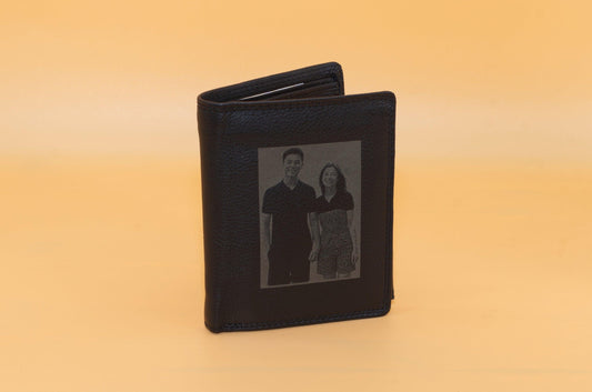 Herrenbrieftasche mit Fotogravur cir 12x9,5cm –Personalisiertes Portemonnaie aus Echtleder – Einzigartiges Vatertagsgeschenk oder Geburtstag - KATAAB