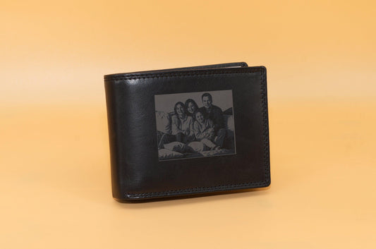 Herrenbrieftasche mit Fotogravur cir 12x9,5cm –Personalisiertes Portemonnaie aus Echtleder – Einzigartiges Vatertagsgeschenk oder Geburtstag - KATAAB