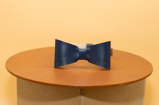 Lederfliege mit Gravur, Hochzeitsfliege, personalisiertes Geschenk, braune Herrenfliege, stilvolle Trauzeugengeschenke - KATAAB