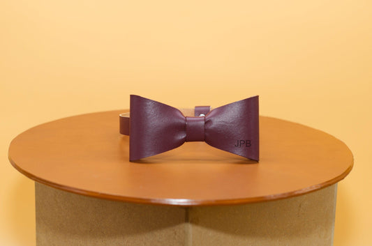 Handgefertigte Lederfliege, personalisiertes Hochzeitsgeschenk, braune Fliege für Herren, Geschenk für zukünftigen Ehemann - KATAAB