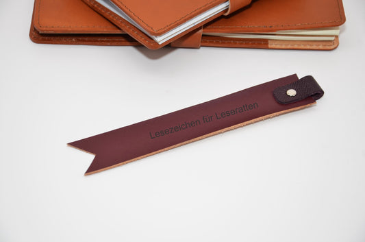 Personalisierter Leder Lesezeichen. Handgefertigtes Buchzeichen mit Gravur. Initialen, Namen oder Lieblingszitate möglich. Größe 18x3cm. - KATAAB