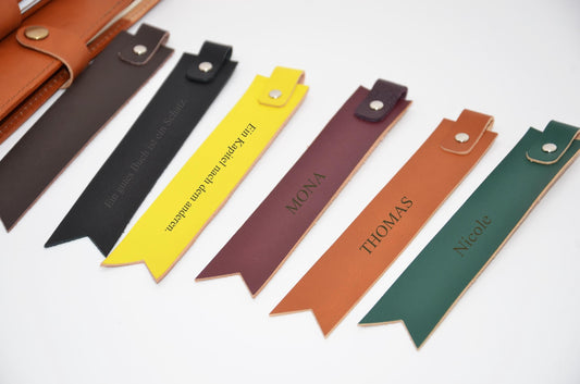 Personalisierter Leder Lesezeichen. Handgefertigtes Buchzeichen mit Gravur. Initialen, Namen oder Lieblingszitate möglich. Größe 18x3cm. - KATAAB