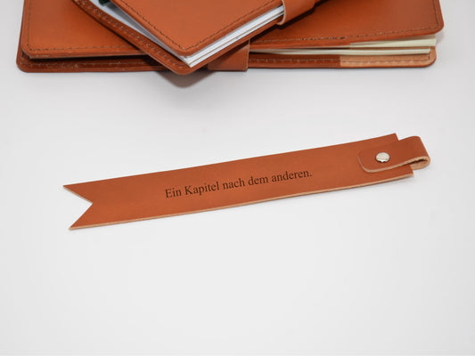 Handgefertigtes Leder-Lesezeichen. Mit Gravur von Namen, Initialen oder Zitaten. Einzigartiges Geschenk für Bücherfreunde. - KATAAB